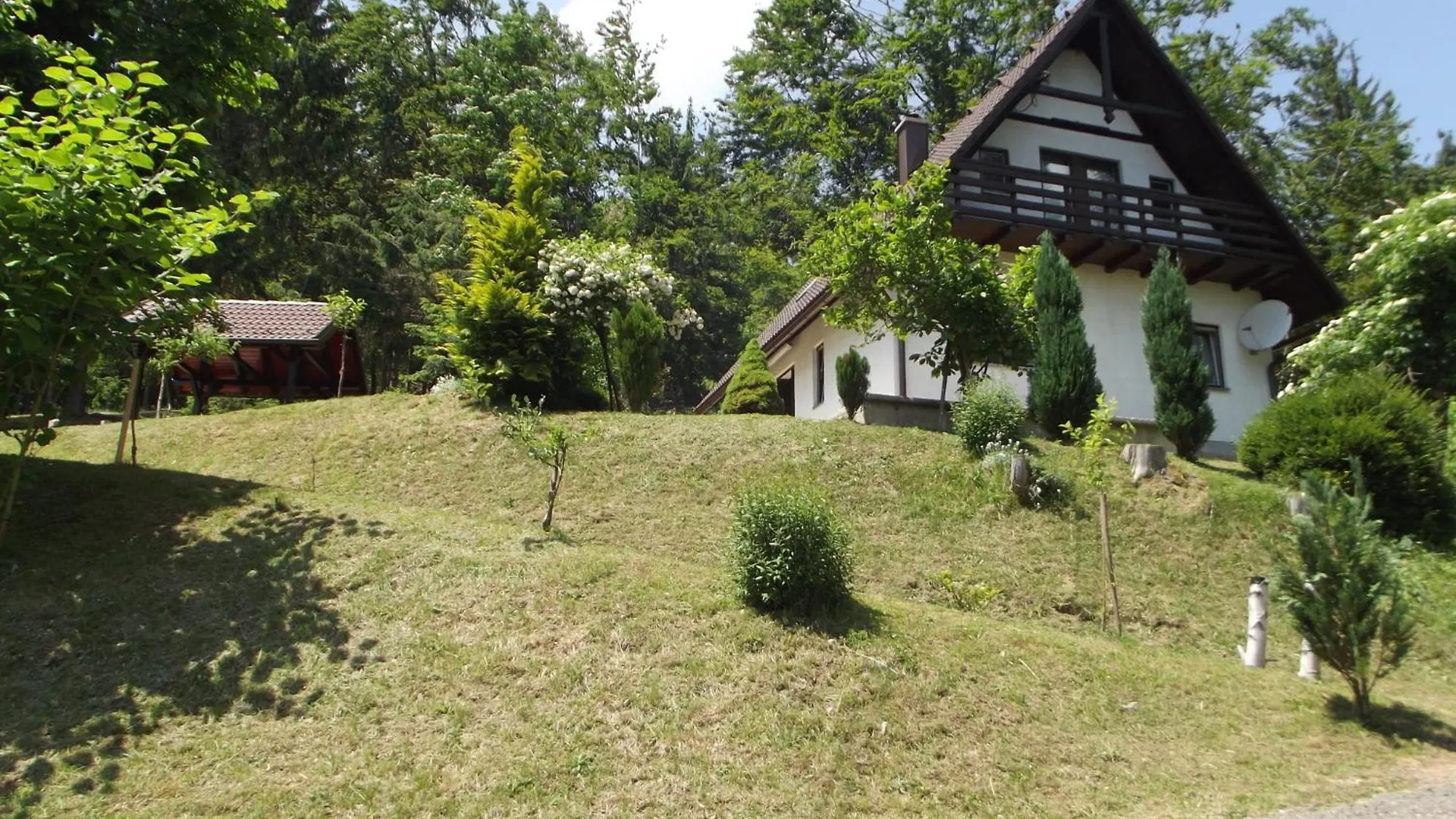 Villa Kuca Na Osami Pokraj Jezera Delnice Сasa de vacaciones